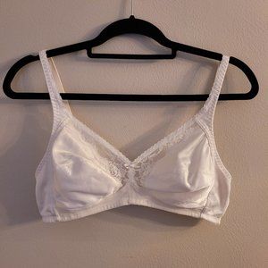 Vintage Unbranded White Satin Nylon with Lace Detail No Wire Bra - 38B